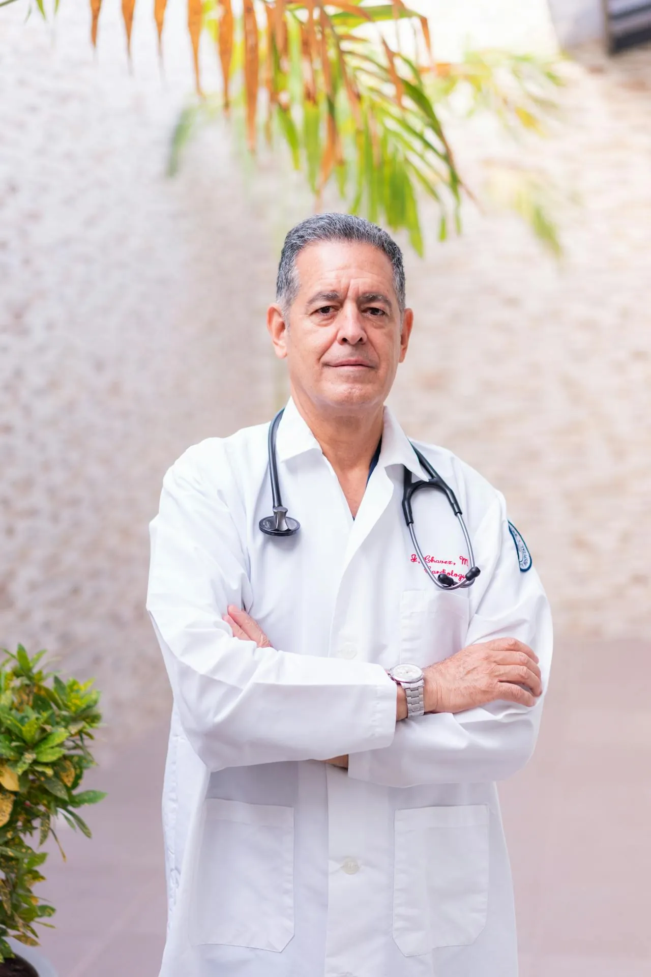 Profesional educador en relajación visual mostrando pautas saludables